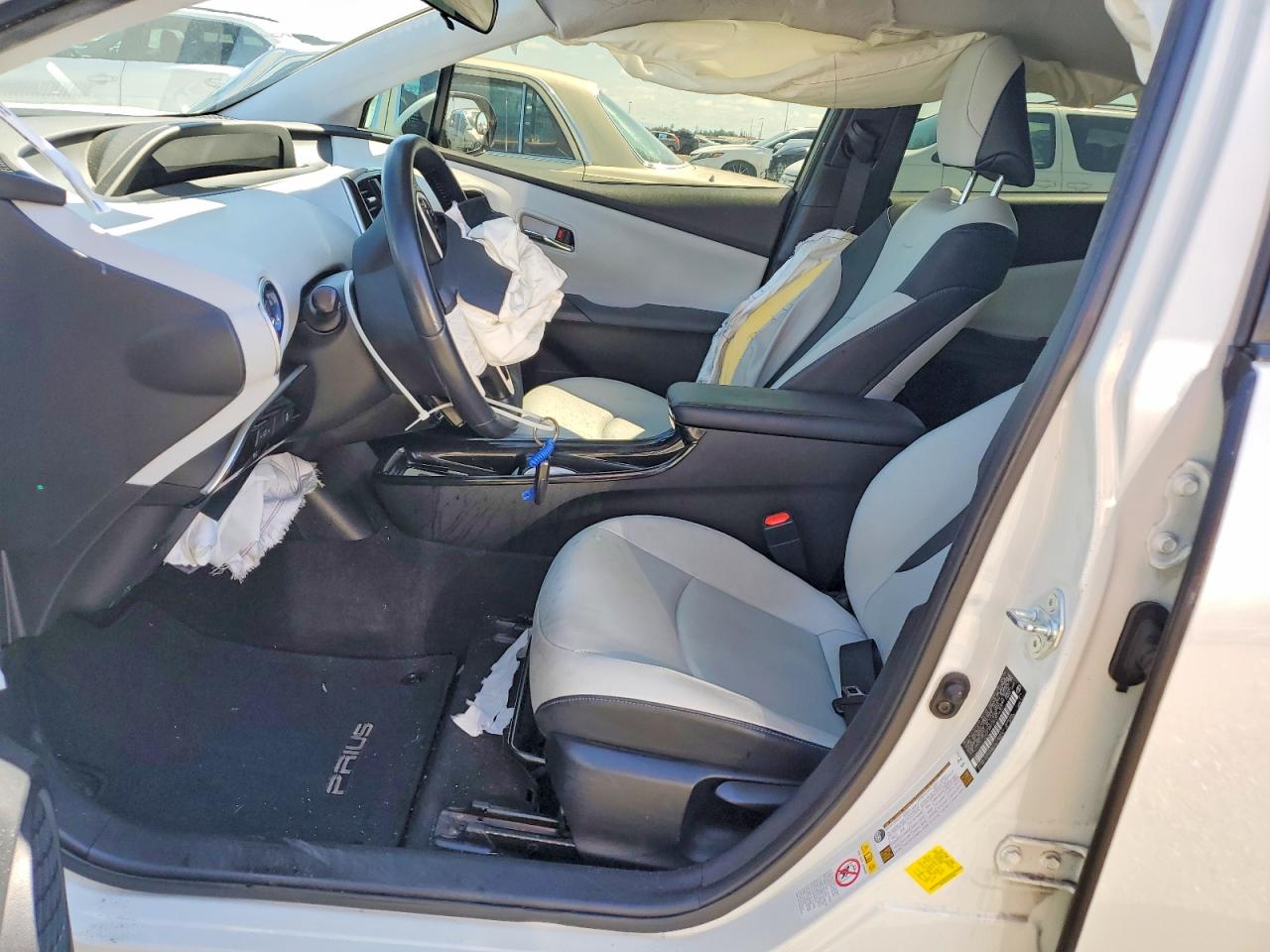 2016 TOYOTA PRIUS THREE TOURING photo 13
