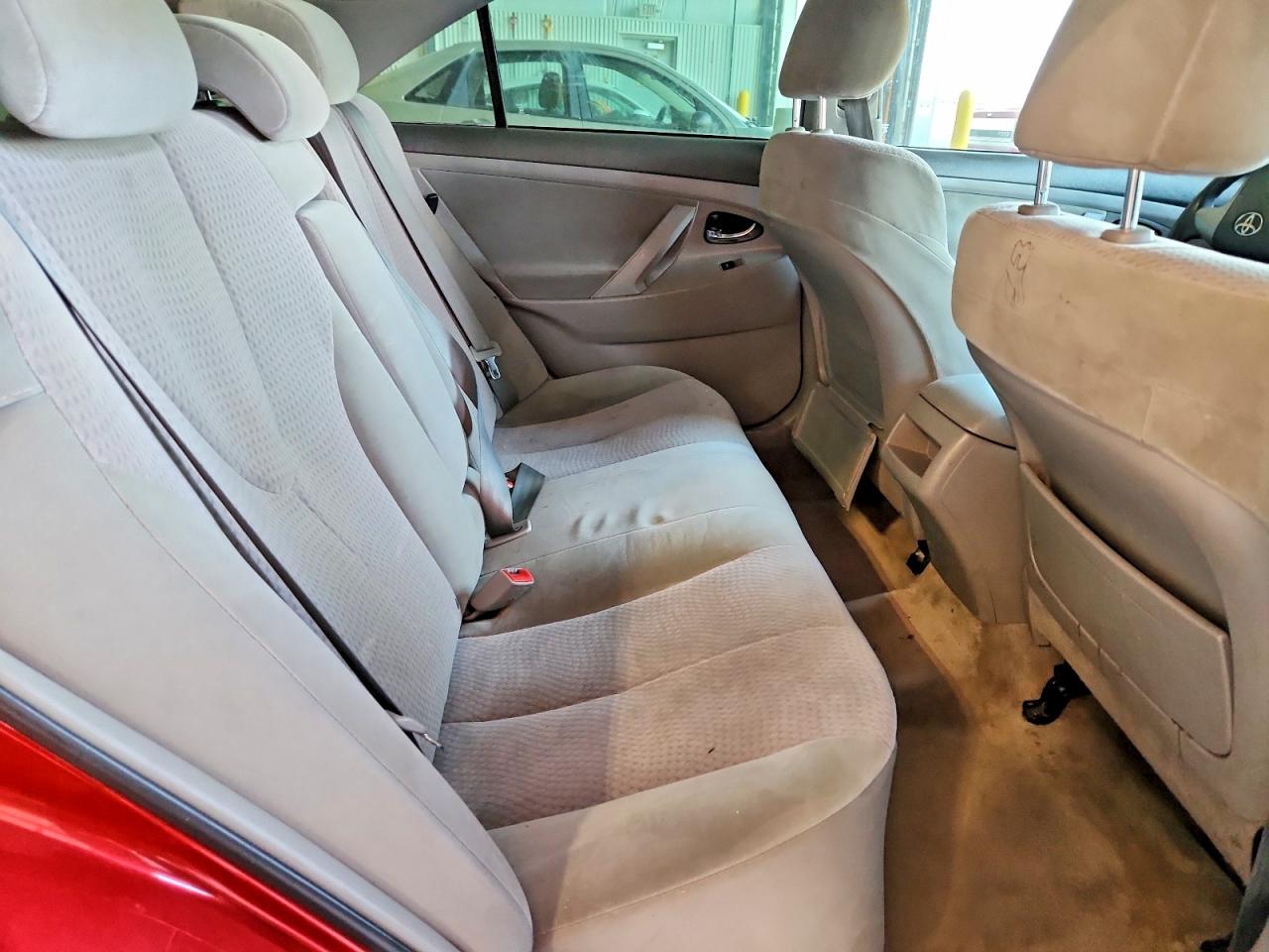 2011 TOYOTA CAMRY LE photo 10