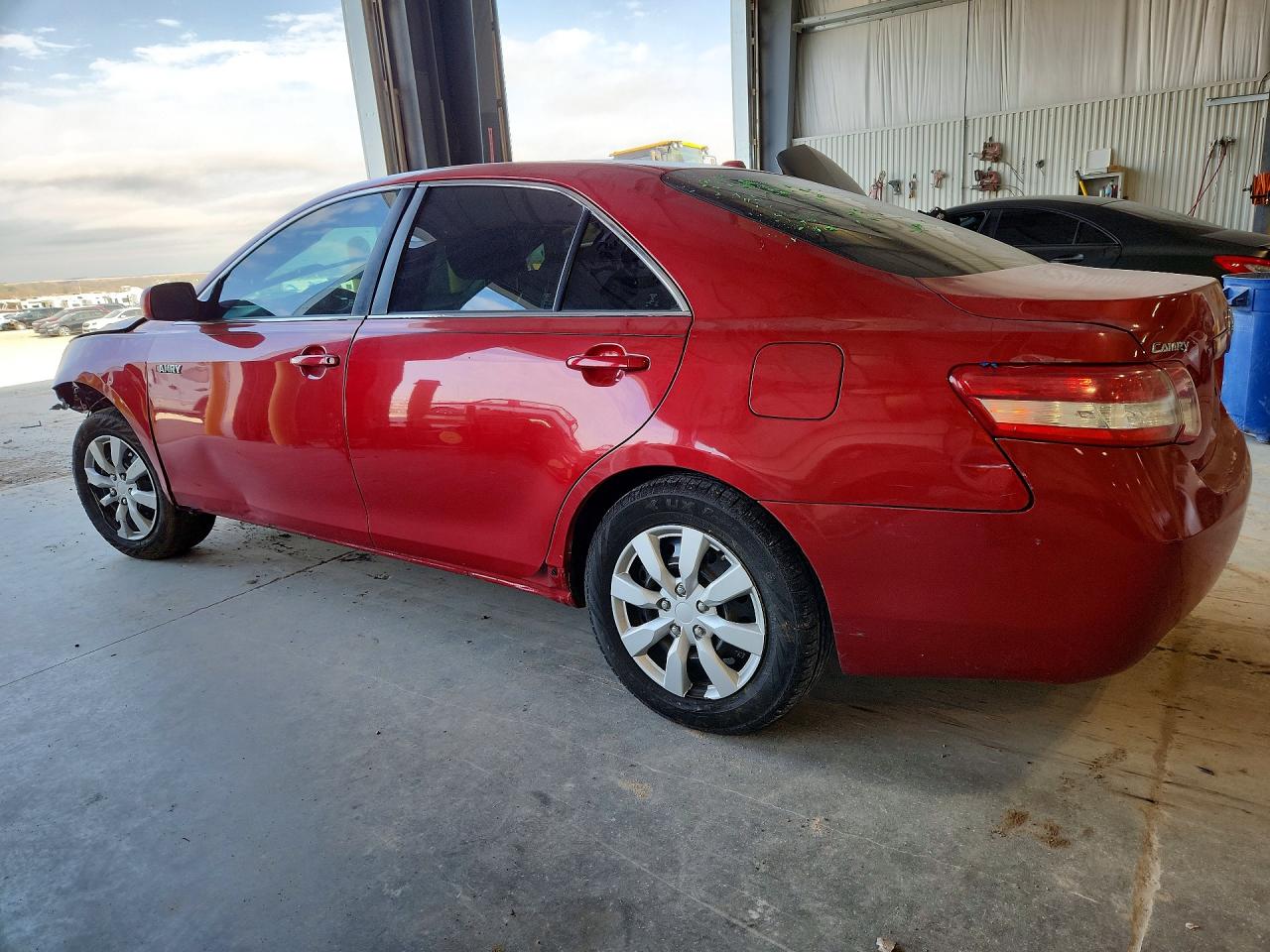 2011 TOYOTA CAMRY LE photo 2