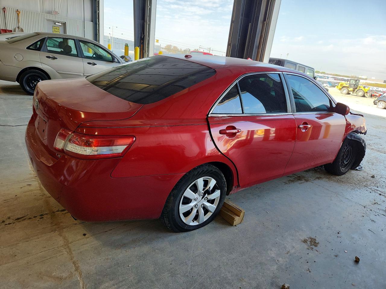 2011 TOYOTA CAMRY LE photo 3