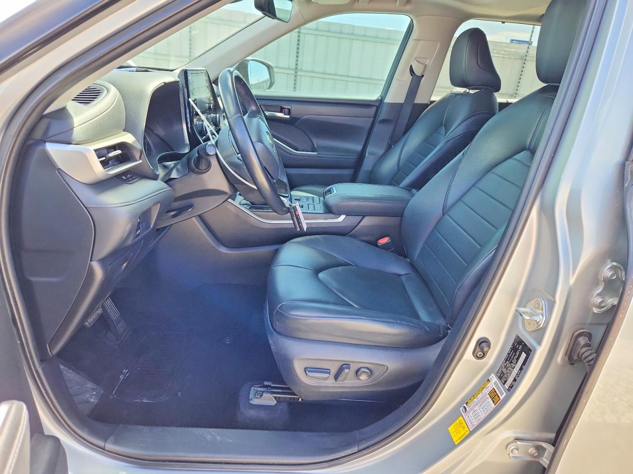 2020 TOYOTA HIGHLANDER XLE photo 19
