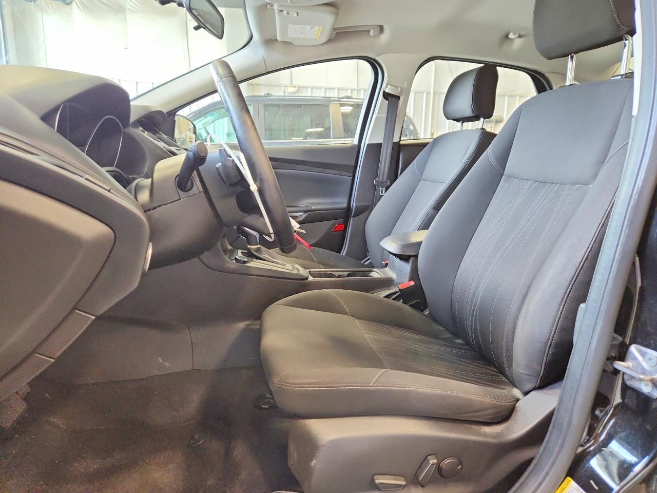 2015 FORD FOCUS SE photo 7