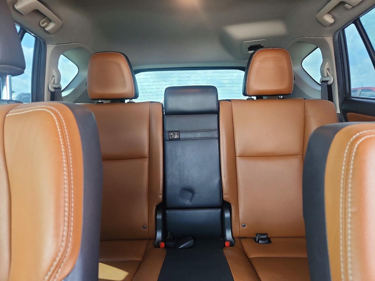 2016 TOYOTA RAV4 HV LIMITED photo 10