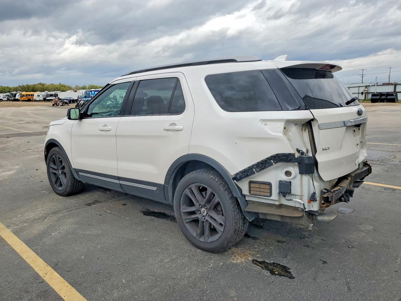 2017 FORD EXPLORER XLT photo 3