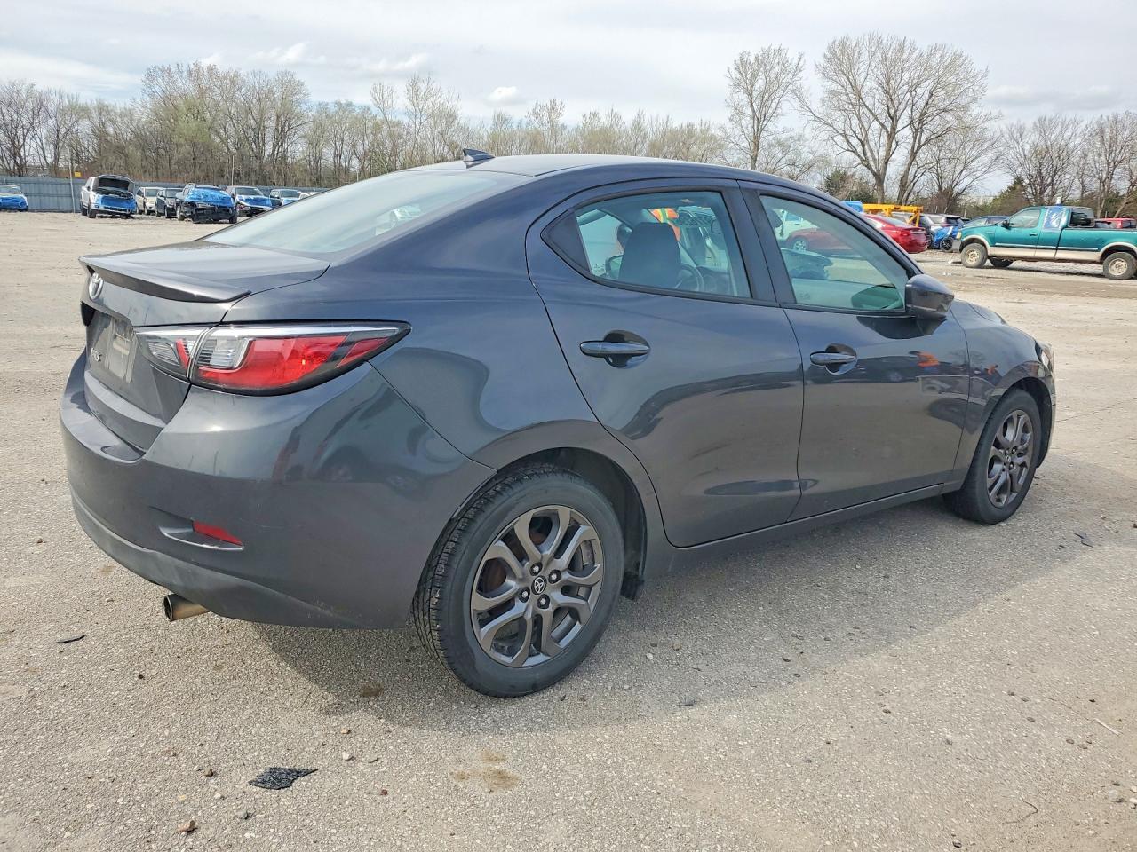 2019 TOYOTA YARIS LE photo 7