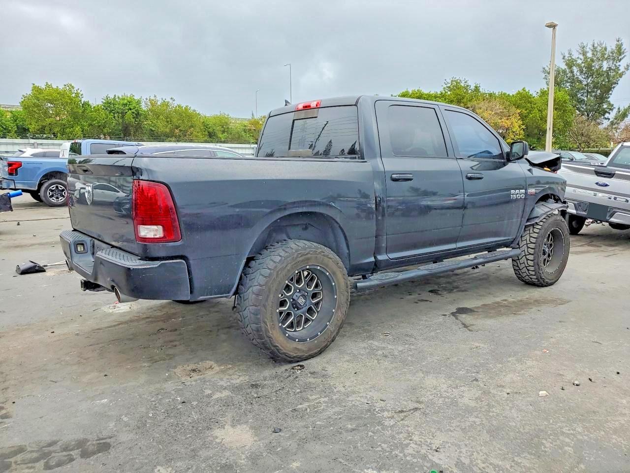 2014 RAM 1500 photo 3