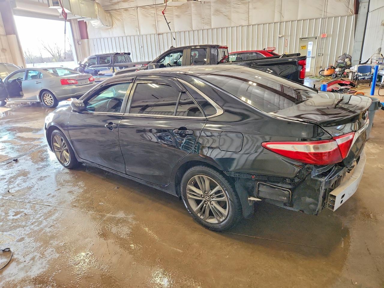 2016 TOYOTA CAMRY SE photo 3