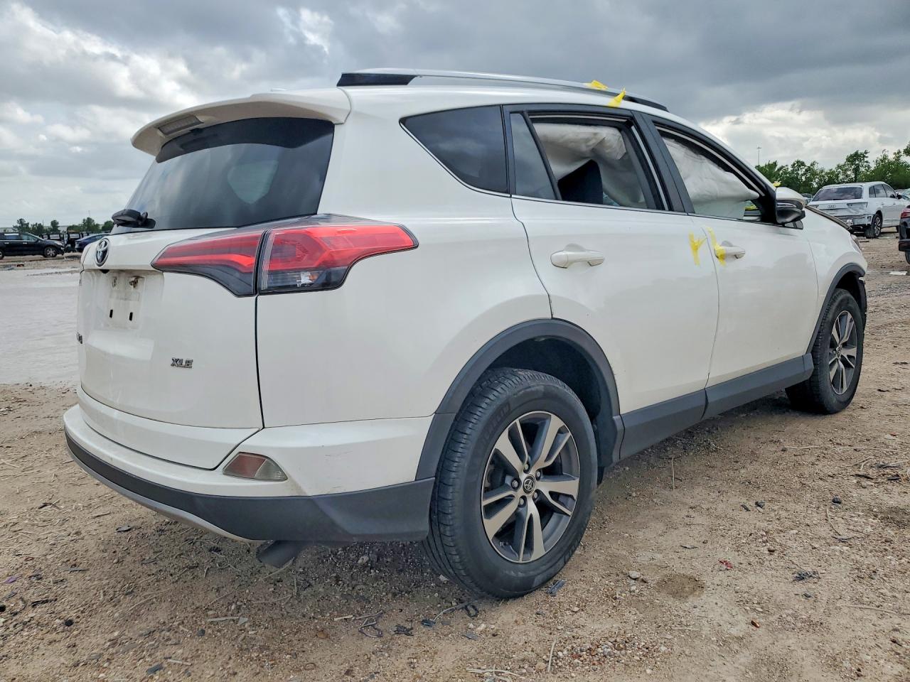 2018 TOYOTA RAV4 XLE photo 3