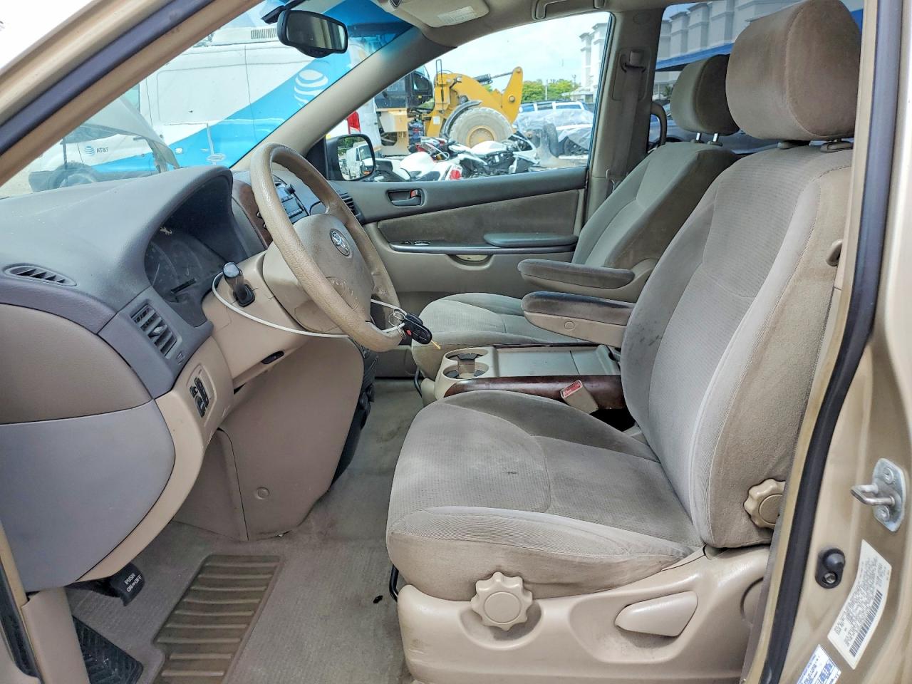 2004 TOYOTA SIENNA LE 7 PASSENGER photo 13