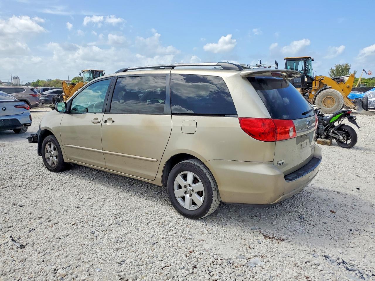 2004 TOYOTA SIENNA LE 7 PASSENGER photo 3