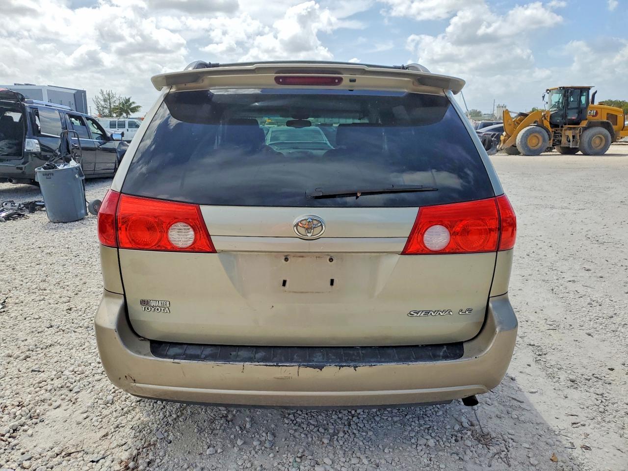 2004 TOYOTA SIENNA LE 7 PASSENGER photo 11