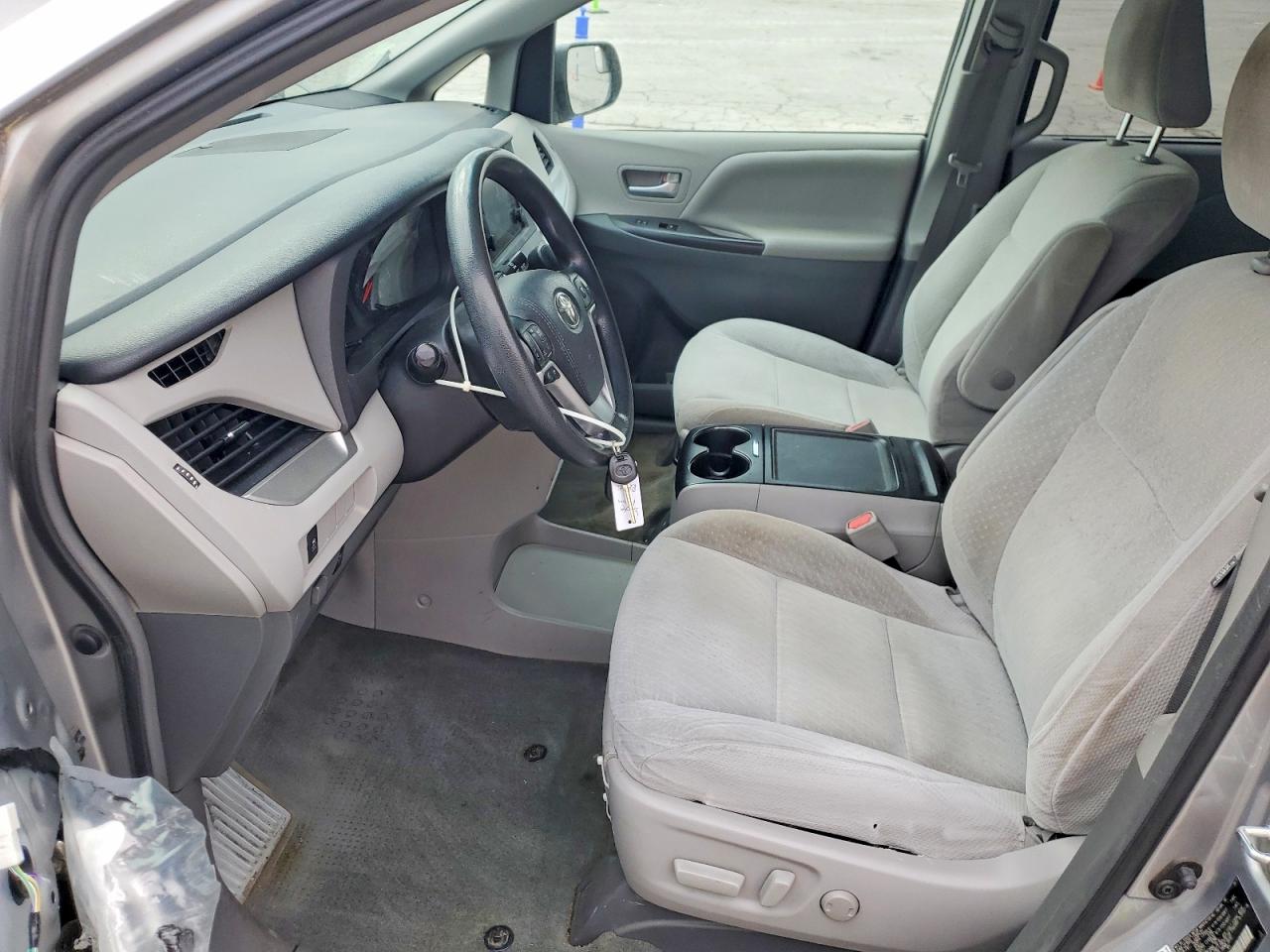 2017 TOYOTA SIENNA LE photo 13