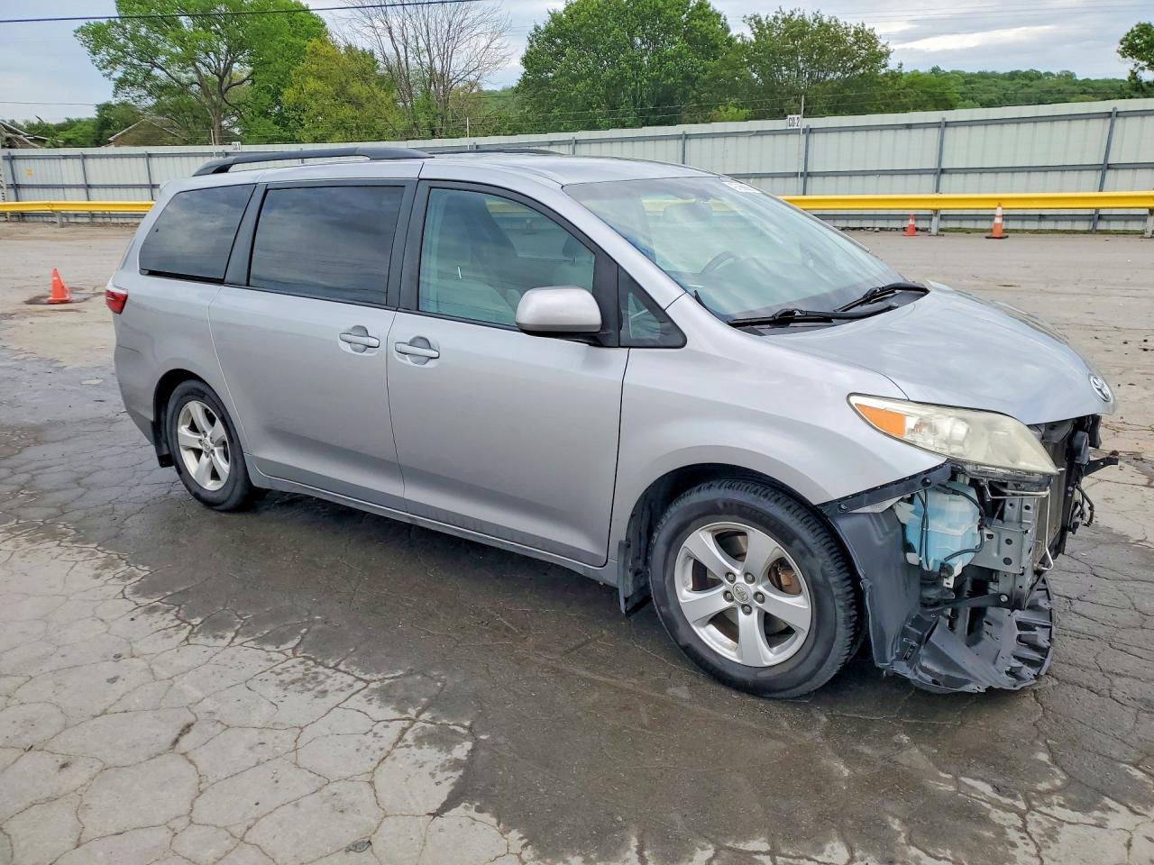 2017 TOYOTA SIENNA LE photo 7