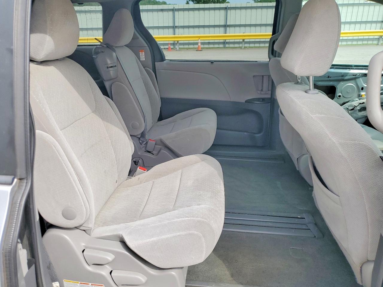 2017 TOYOTA SIENNA LE photo 21