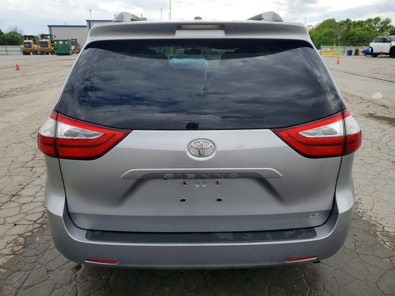 2017 TOYOTA SIENNA LE photo 11