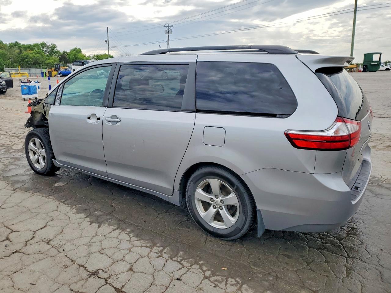2017 TOYOTA SIENNA LE photo 3