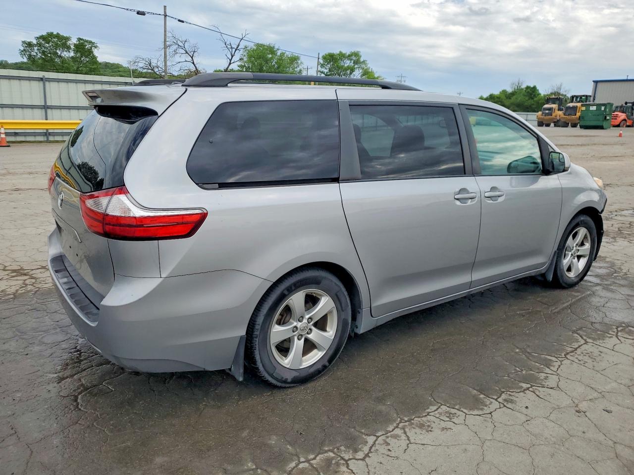 2017 TOYOTA SIENNA LE photo 5