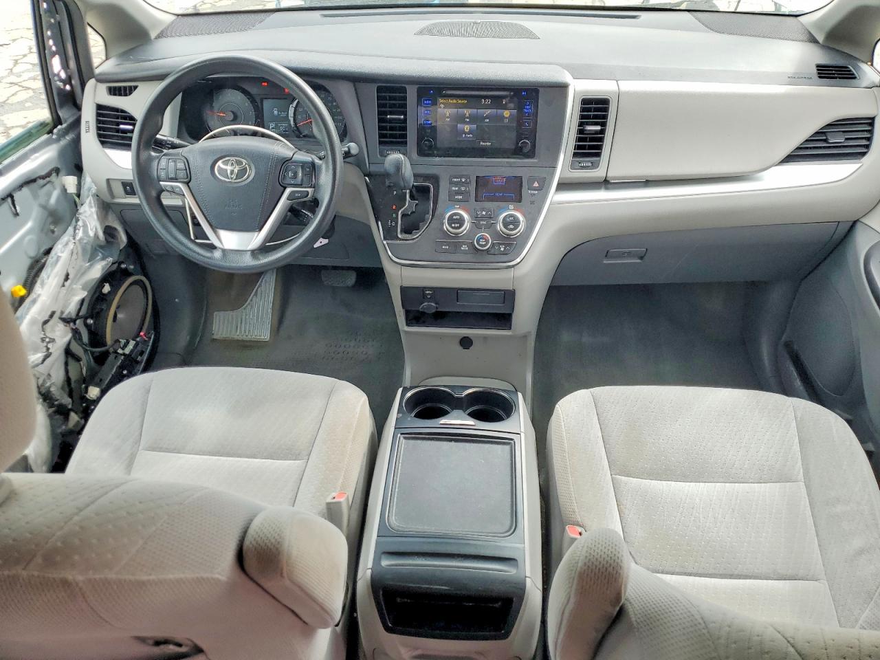 2017 TOYOTA SIENNA LE photo 15