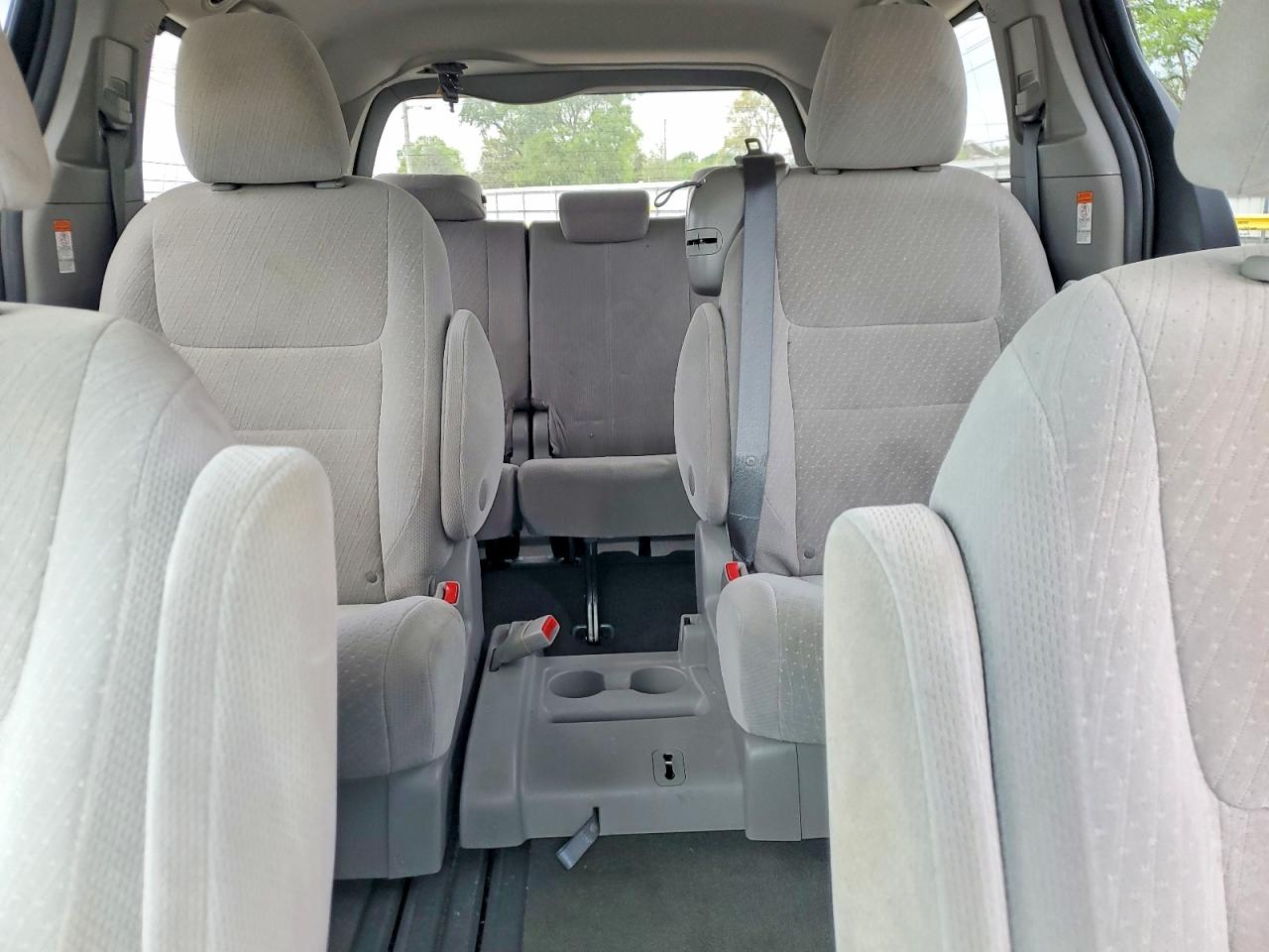 2017 TOYOTA SIENNA LE photo 19