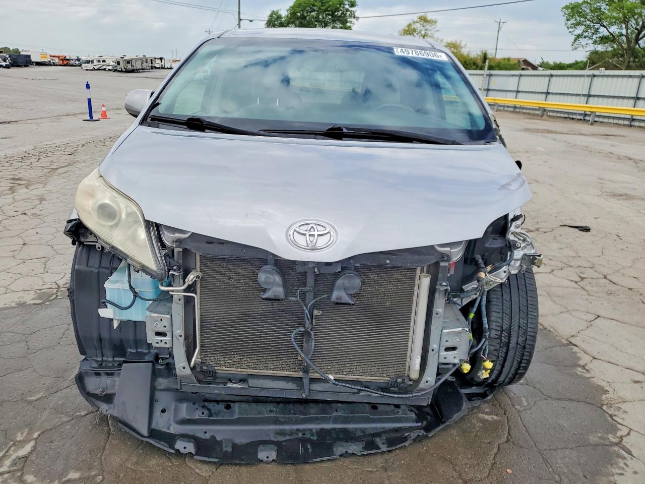 2017 TOYOTA SIENNA LE photo 9