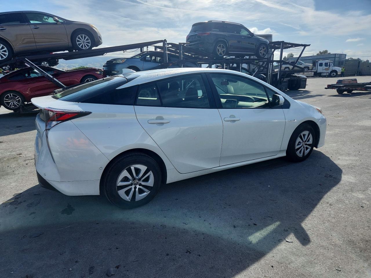 2017 TOYOTA PRIUS TWO photo 5