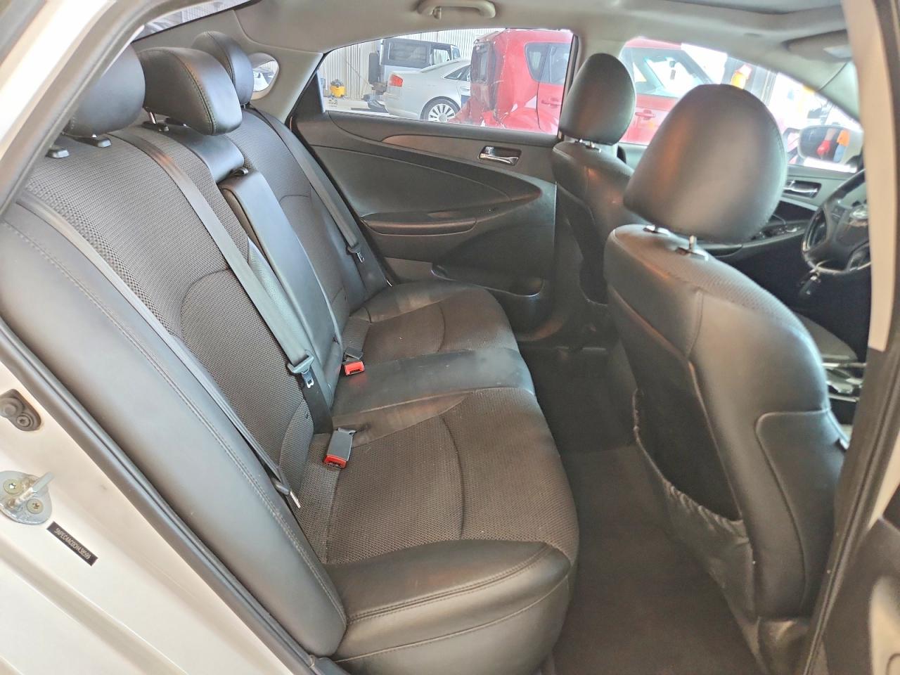2012 HYUNDAI SONATA SE photo 19