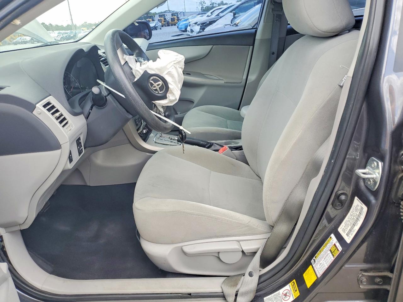 2013 TOYOTA COROLLA LE photo 13