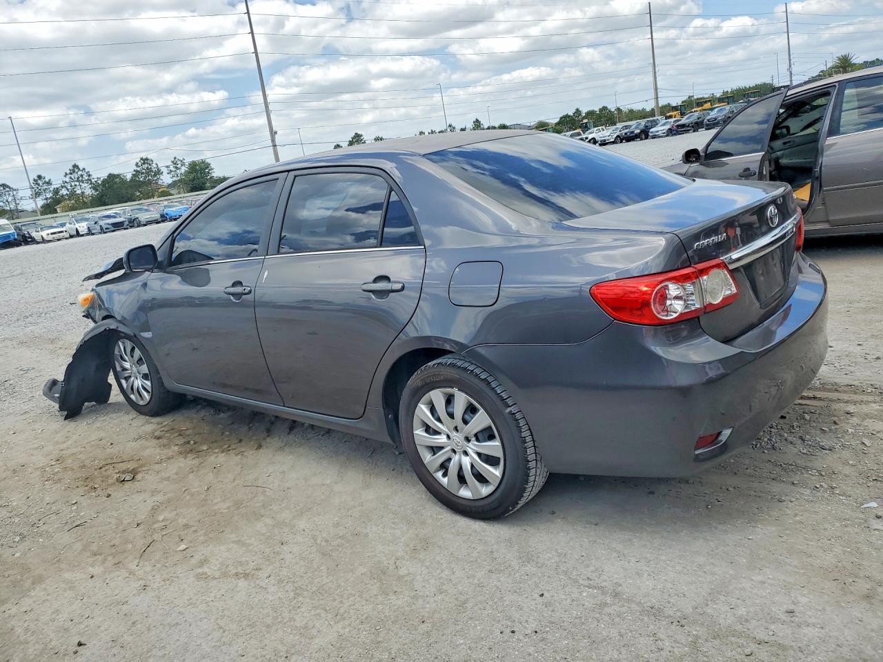 2013 TOYOTA COROLLA LE photo 3