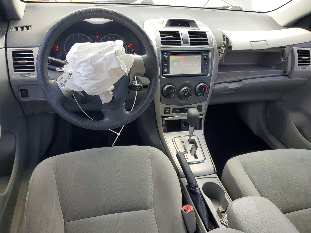 2013 TOYOTA COROLLA LE photo 15
