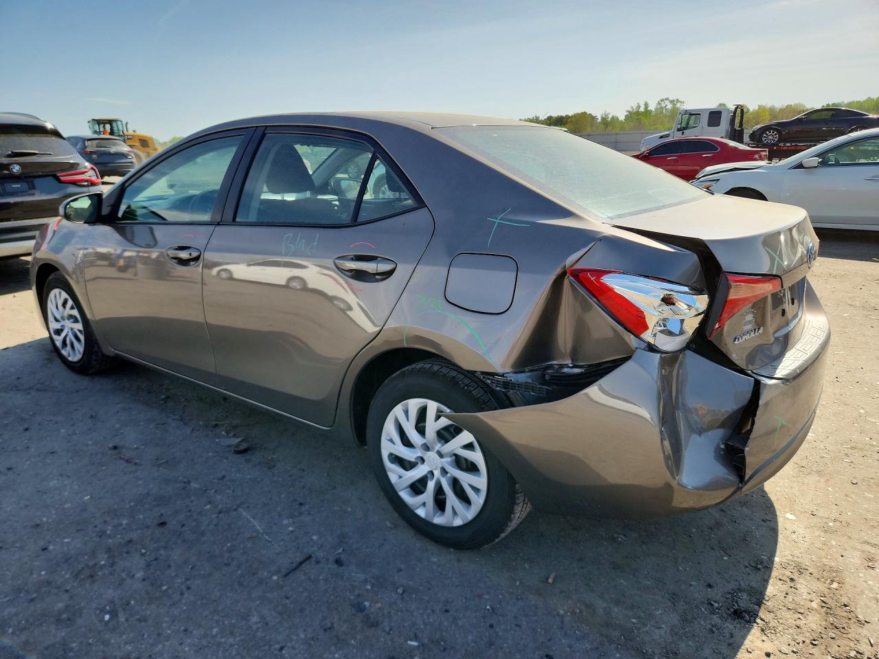 2018 TOYOTA COROLLA LE photo 3