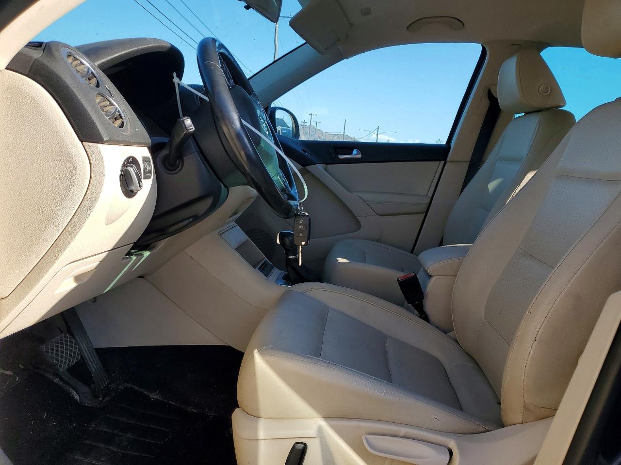 2013 VOLKSWAGEN TIGUAN S photo 19