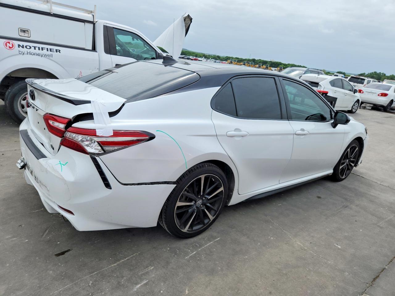 2019 TOYOTA CAMRY XSE photo 5