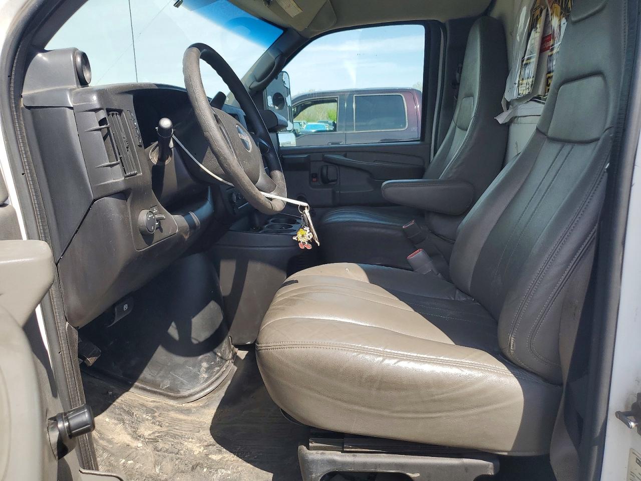 2013 GMC SAVANA BOX TRUCK photo 13