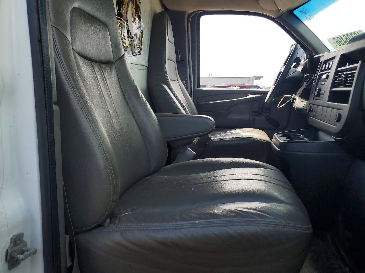 2013 GMC SAVANA BOX TRUCK photo 21