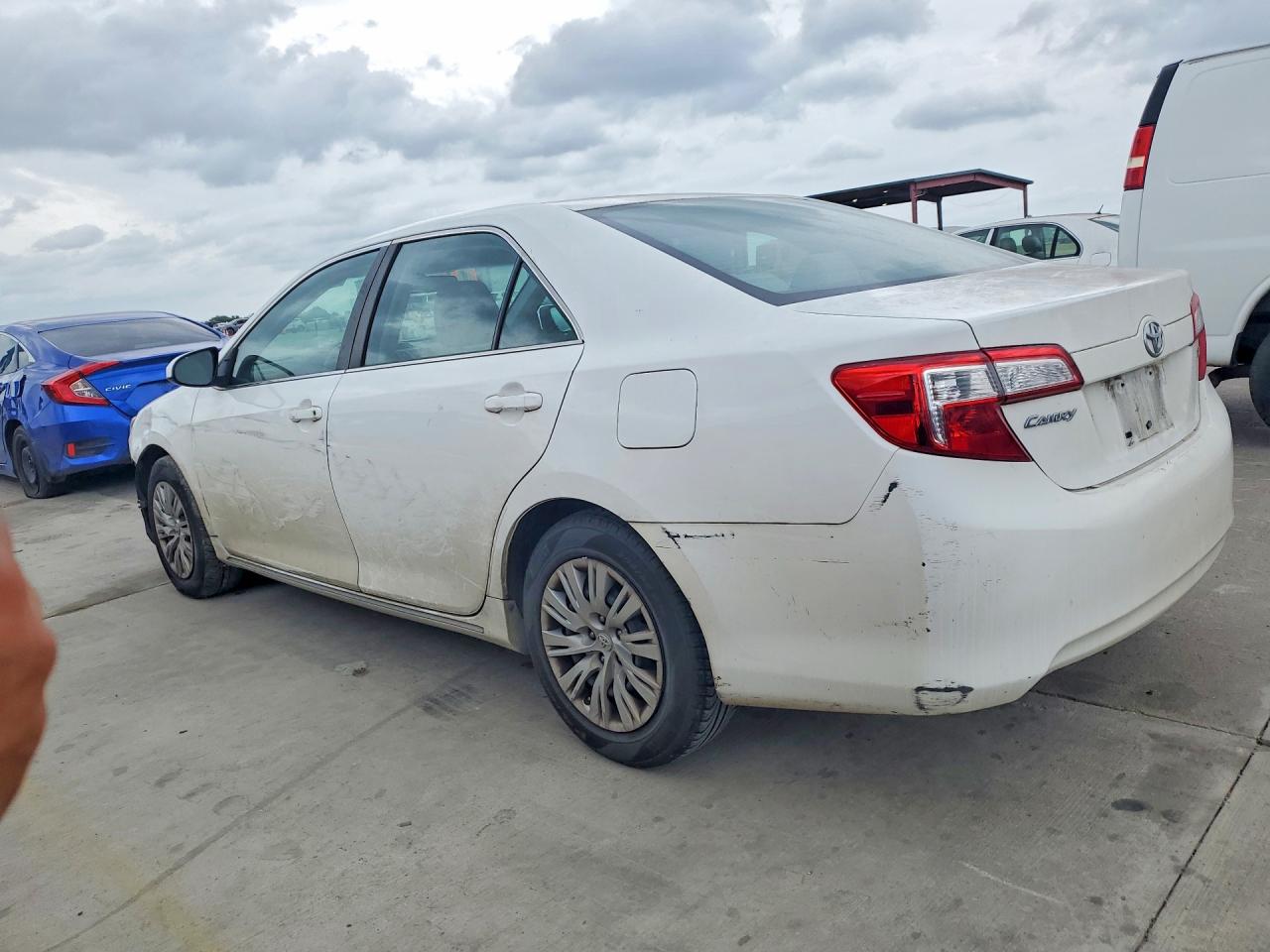 2013 TOYOTA CAMRY LE photo 3