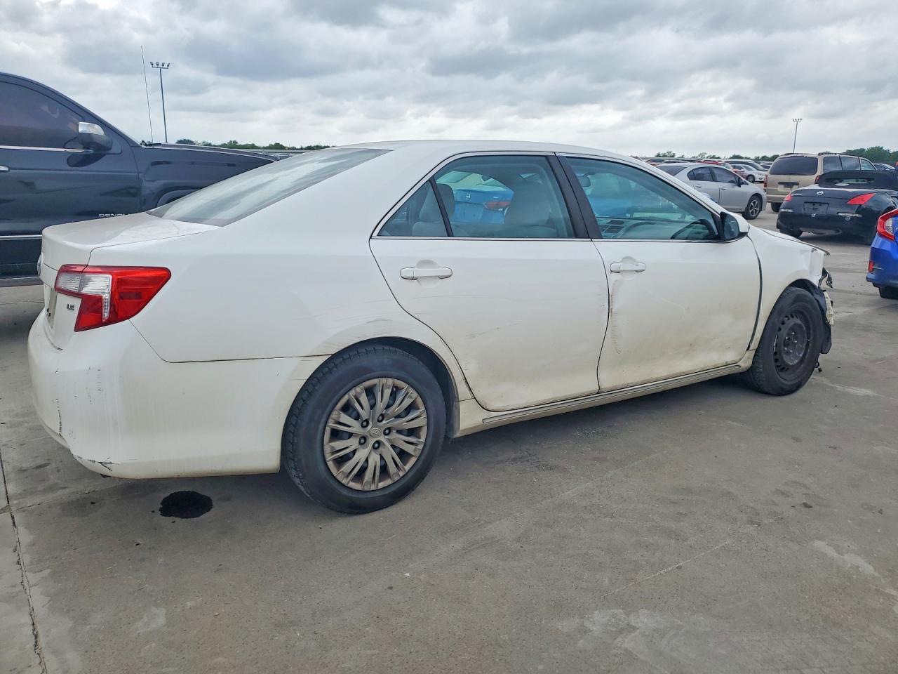 2013 TOYOTA CAMRY LE photo 5