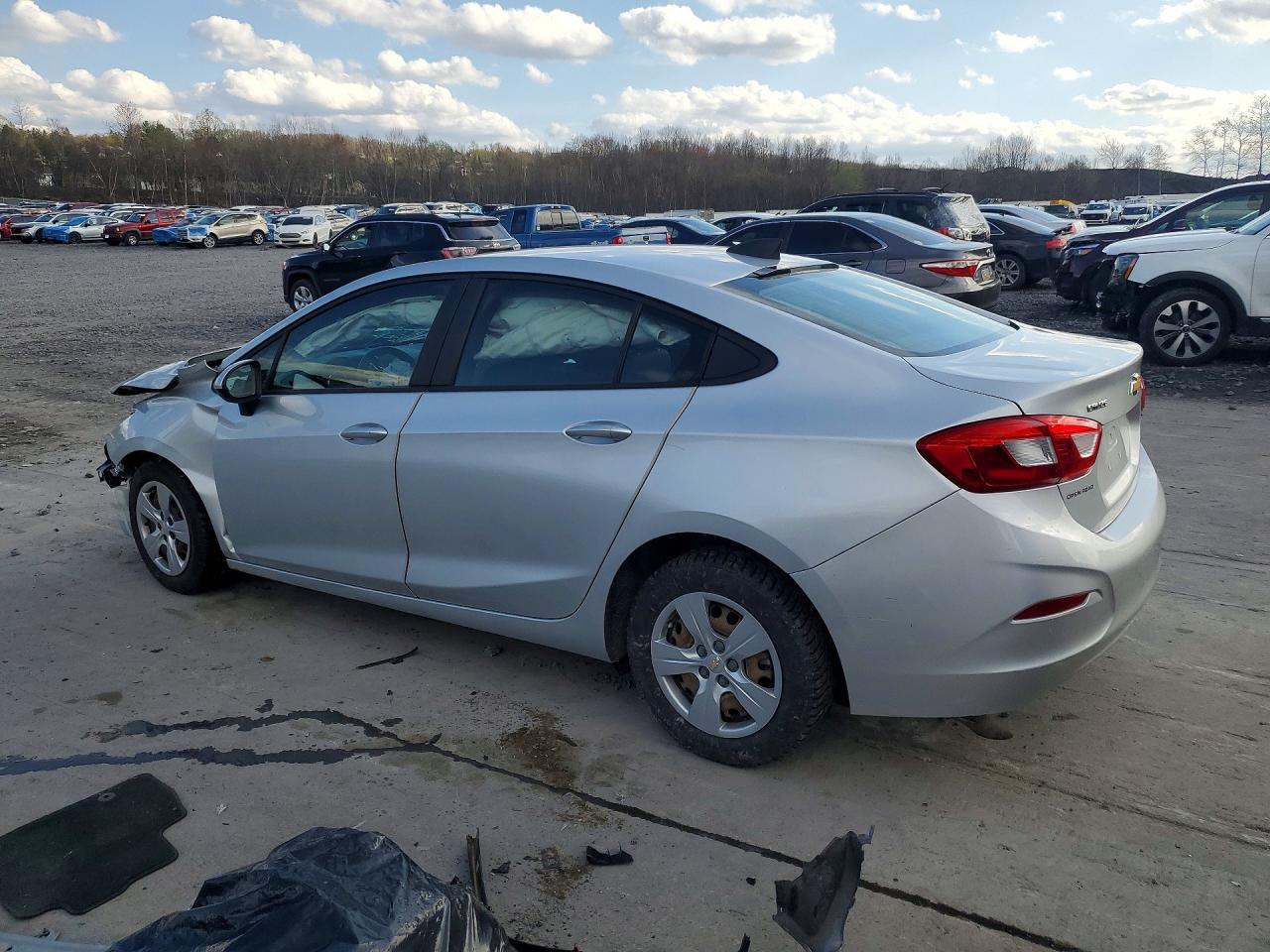 2017 CHEVROLET CRUZE LS photo 4