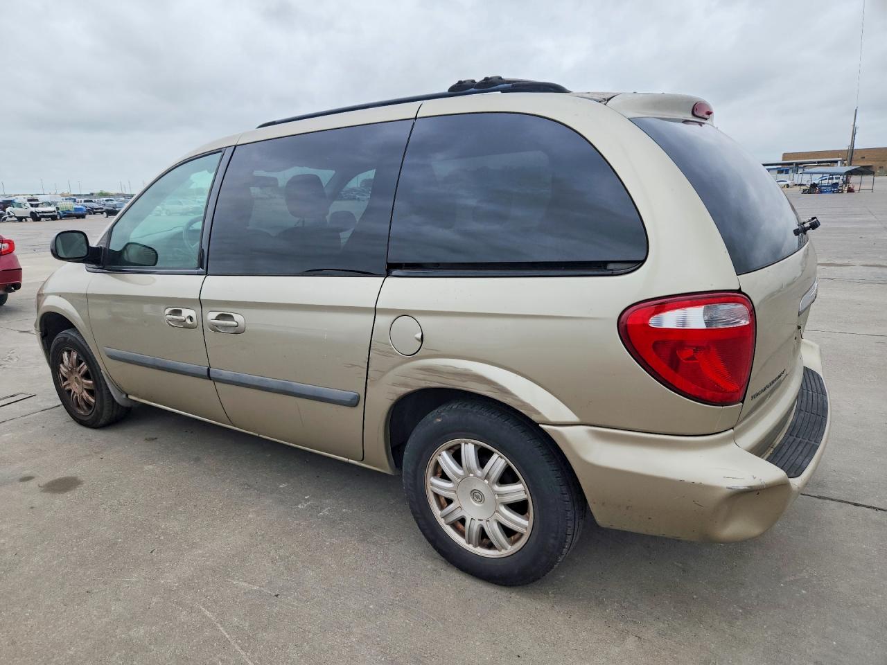 2007 CHRYSLER TOWN & COUNTRY LX photo 4