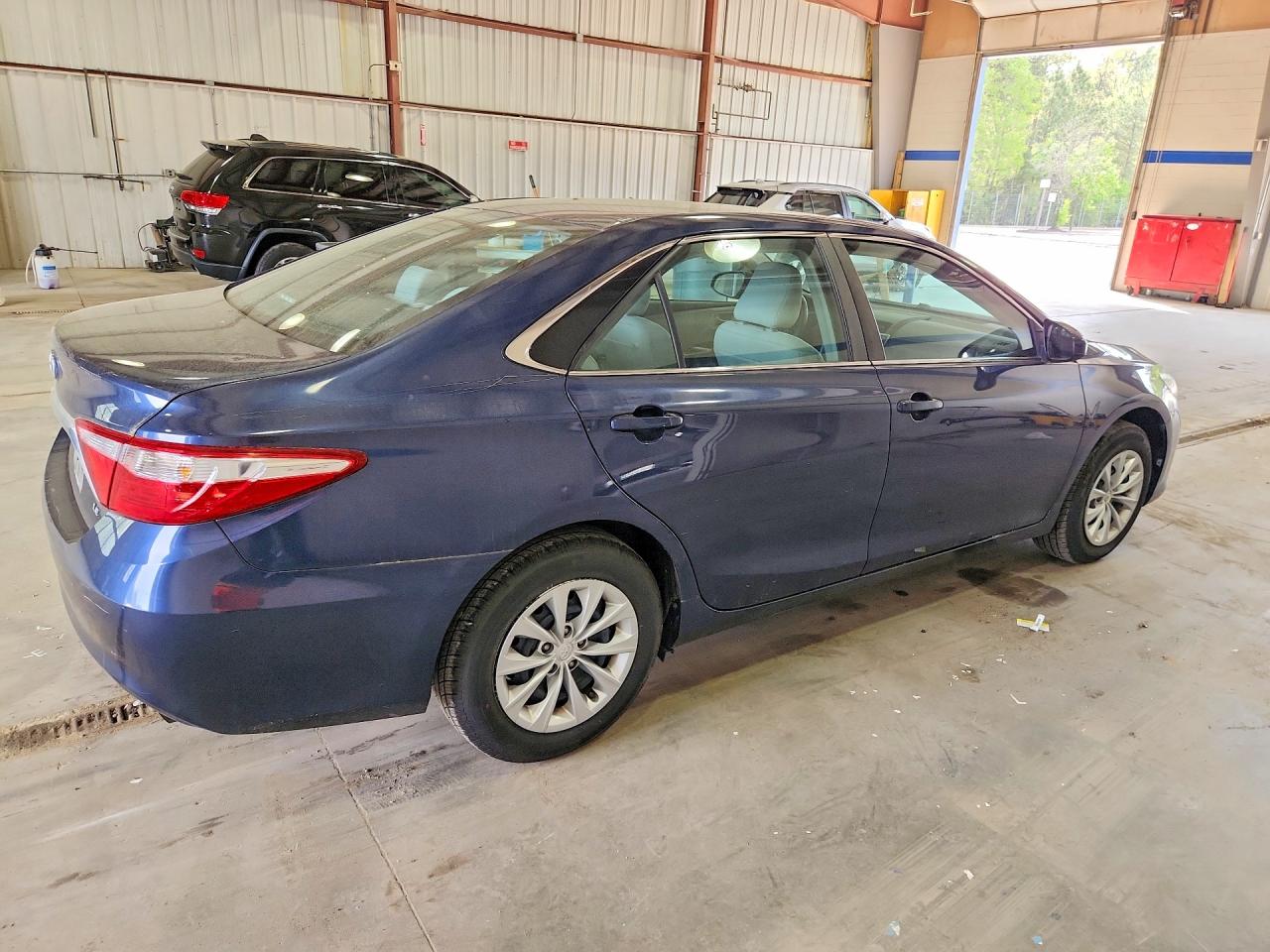 2016 TOYOTA CAMRY LE photo 3