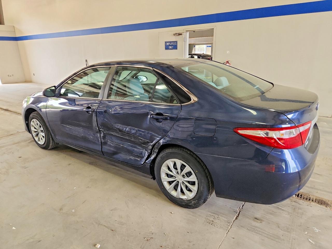 2016 TOYOTA CAMRY LE photo 2