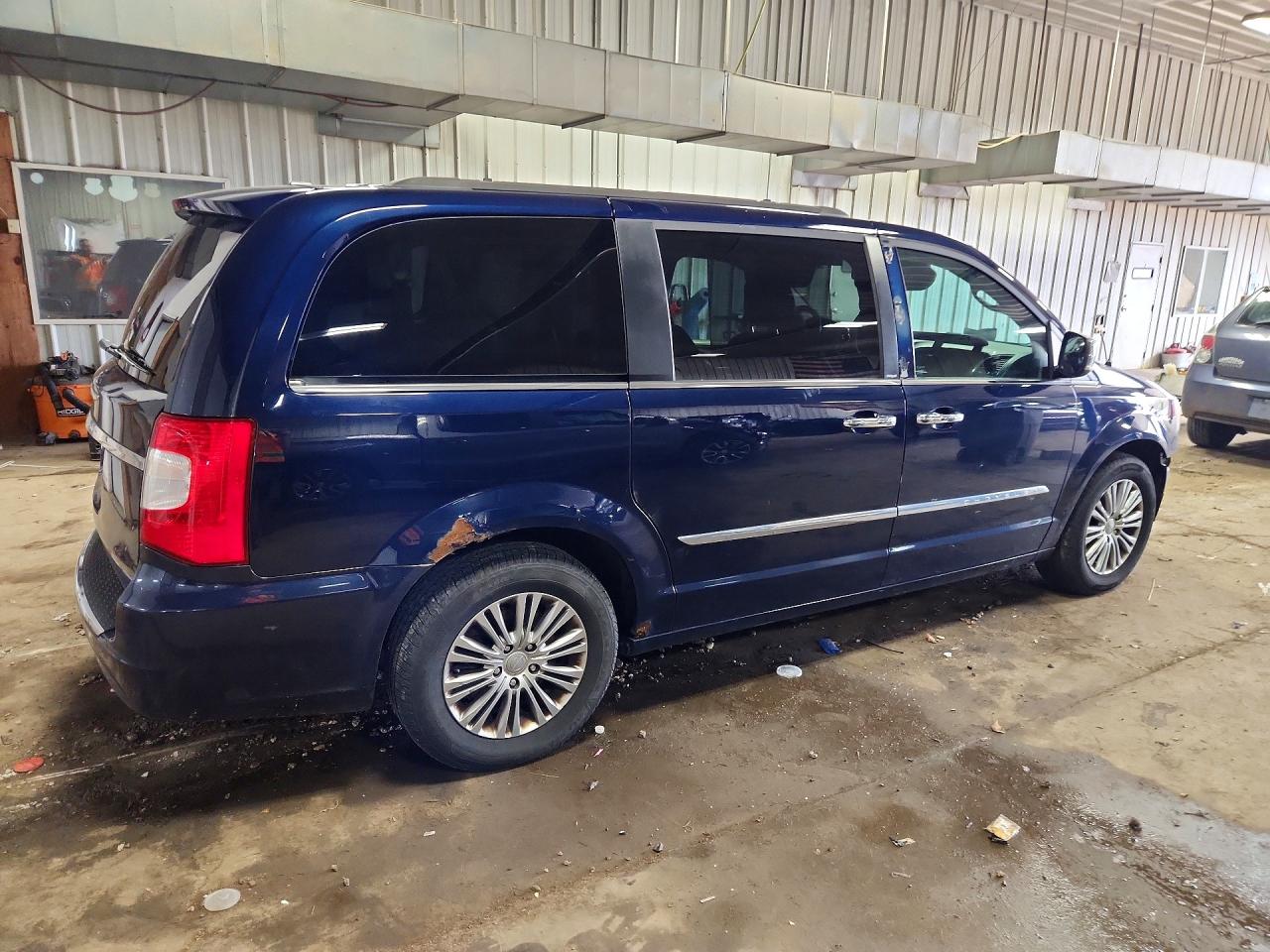 2013 CHRYSLER TOWN & COUNTRY TOURING L photo 7