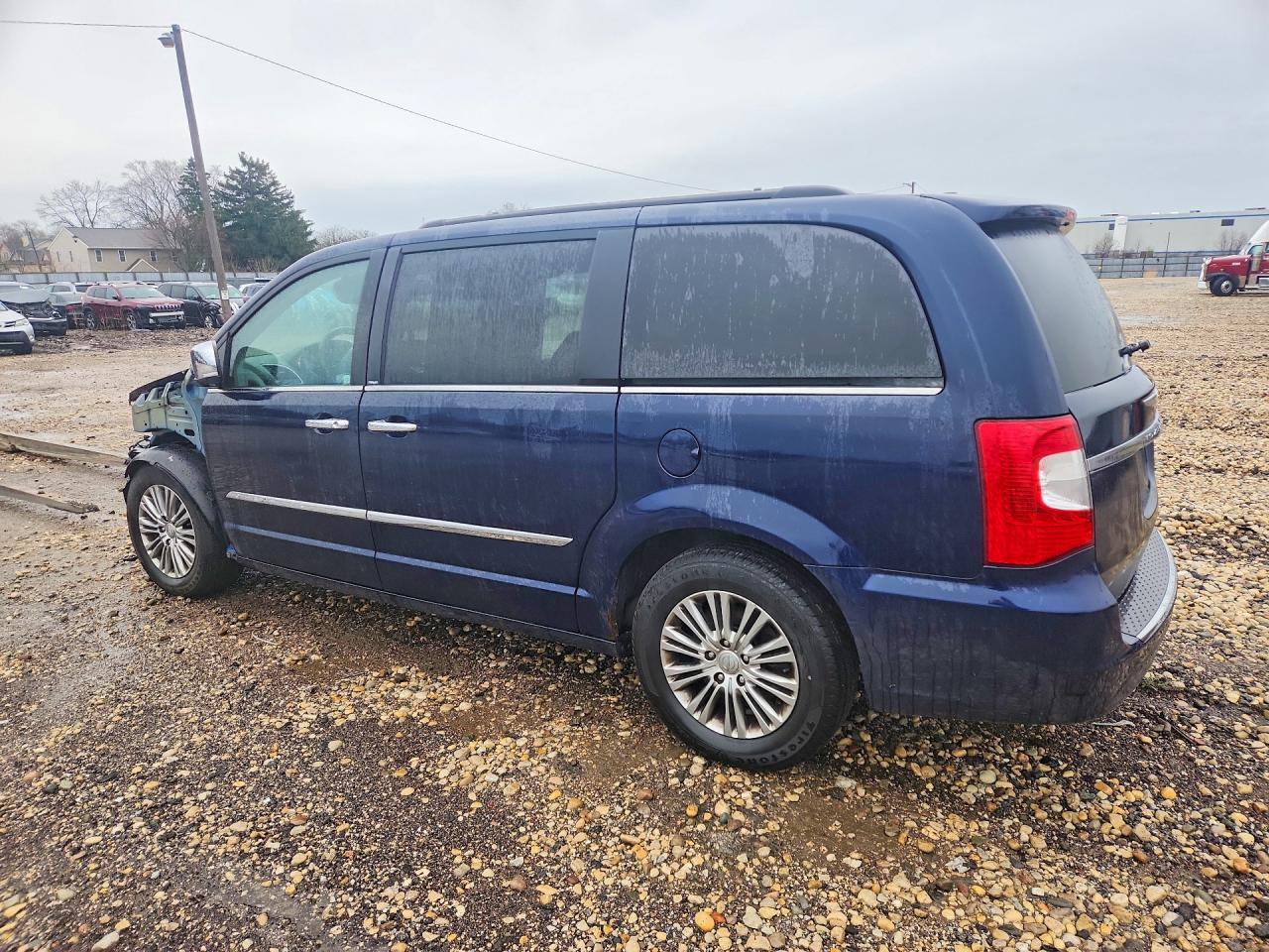2013 CHRYSLER TOWN & COUNTRY TOURING L photo 4