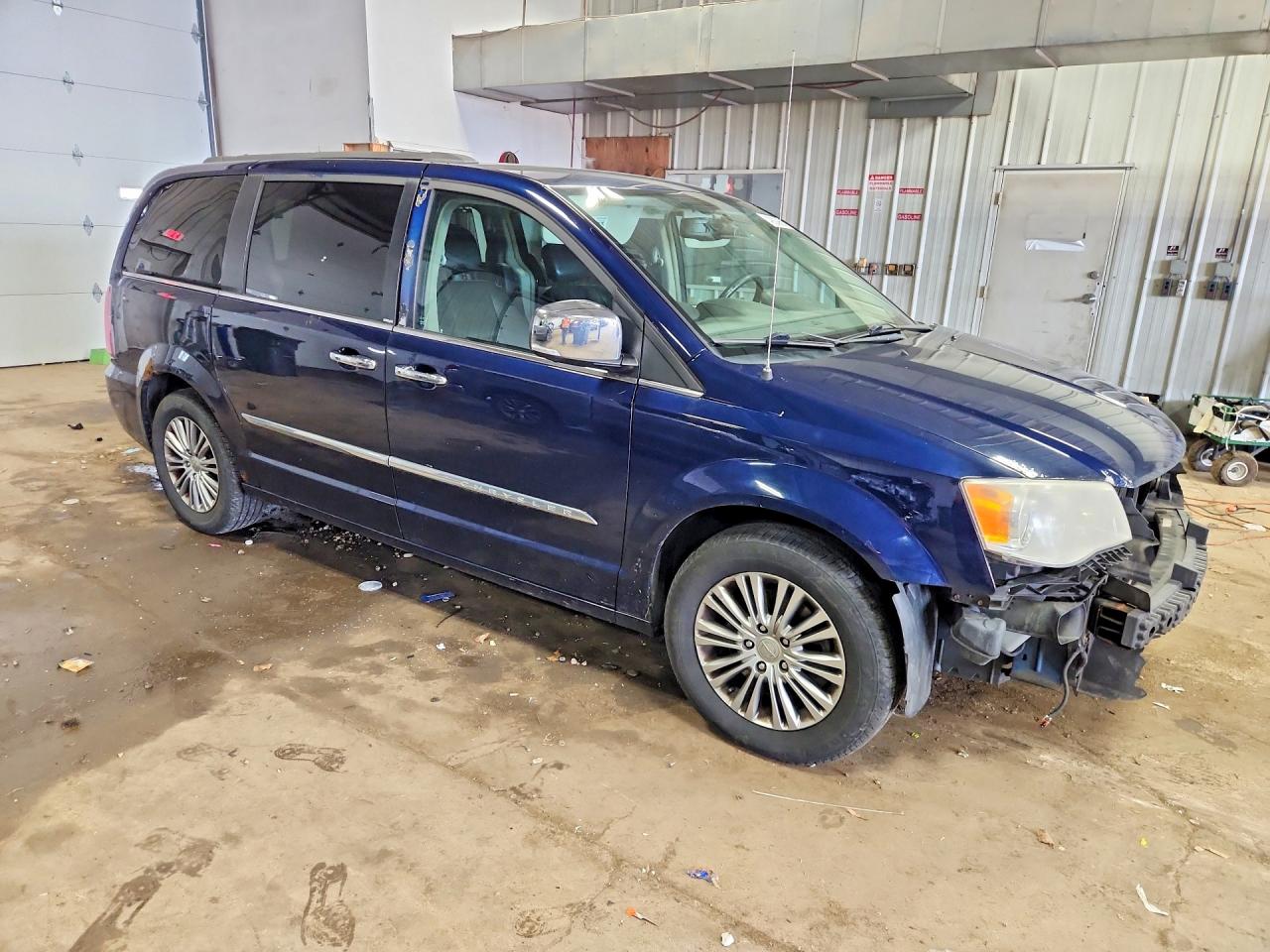 2013 CHRYSLER TOWN & COUNTRY TOURING L photo 10
