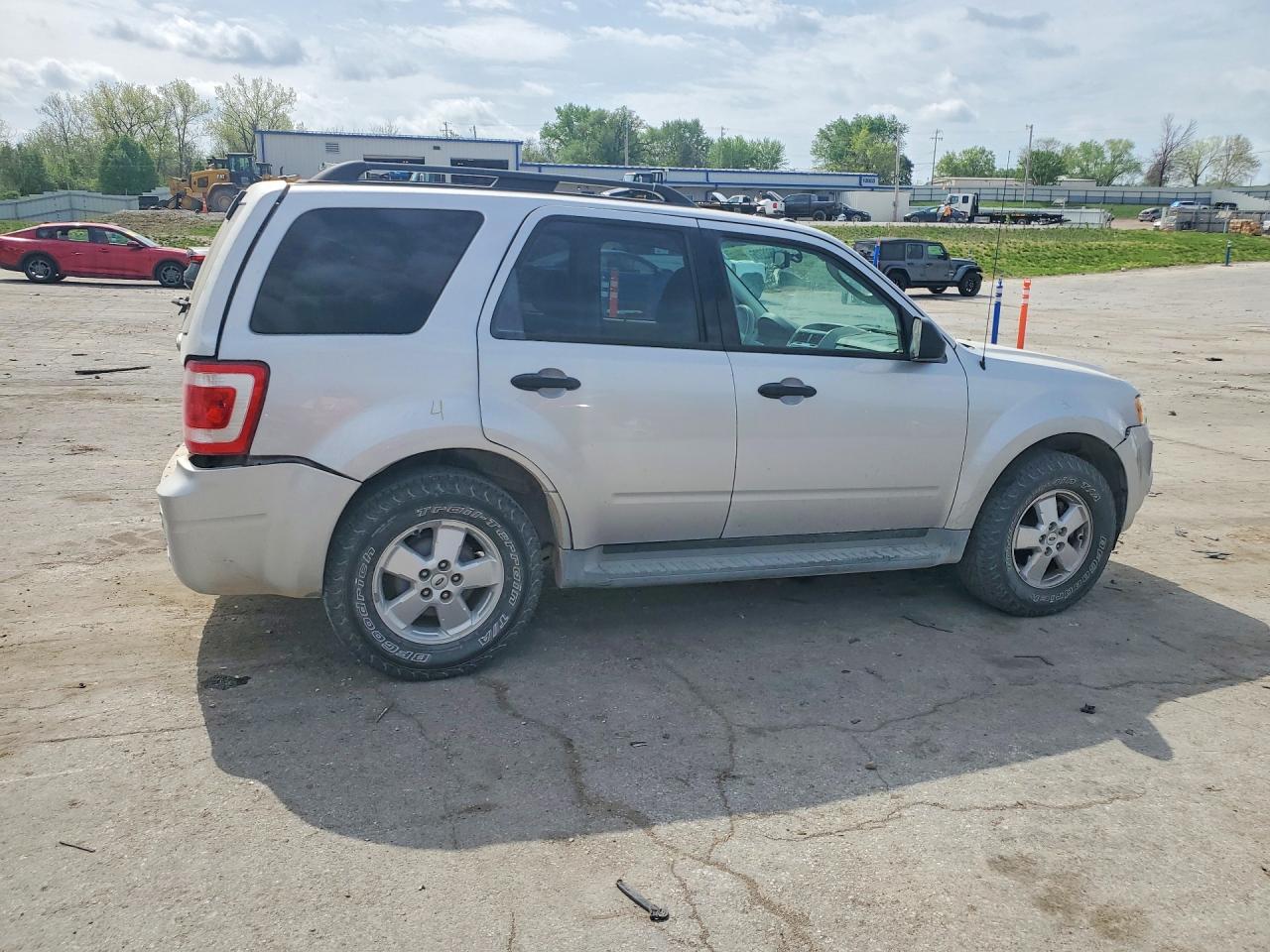 2011 FORD ESCAPE XLT photo 3