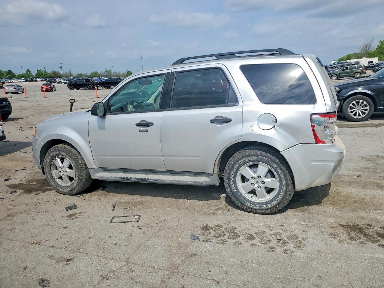 2011 FORD ESCAPE XLT photo 2