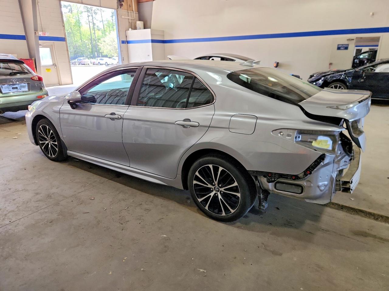 2020 TOYOTA CAMRY SE photo 3