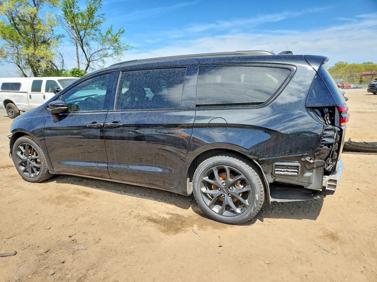 2023 CHRYSLER PACIFICA TOURING L photo 4