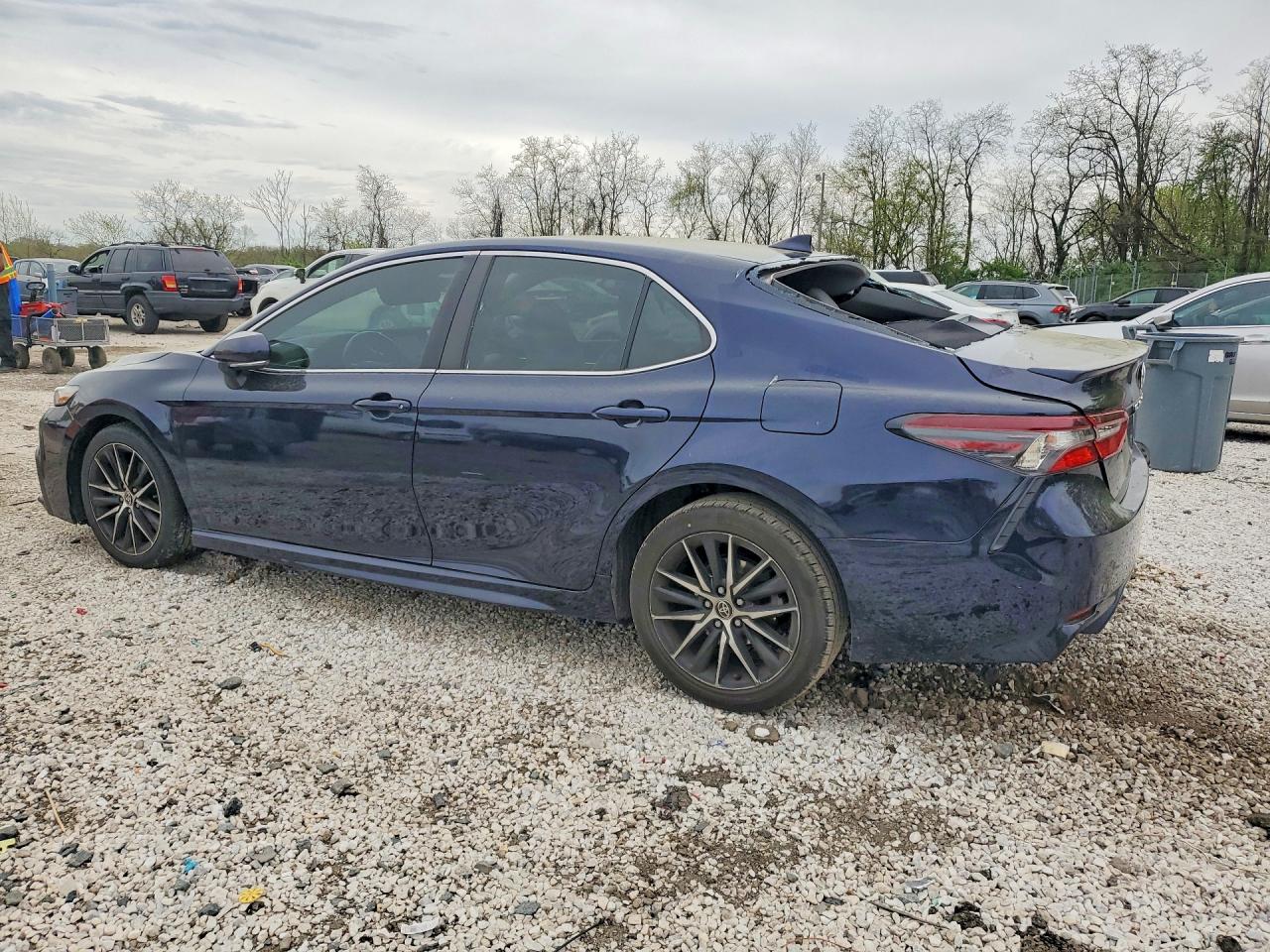 2022 TOYOTA CAMRY SE photo 3