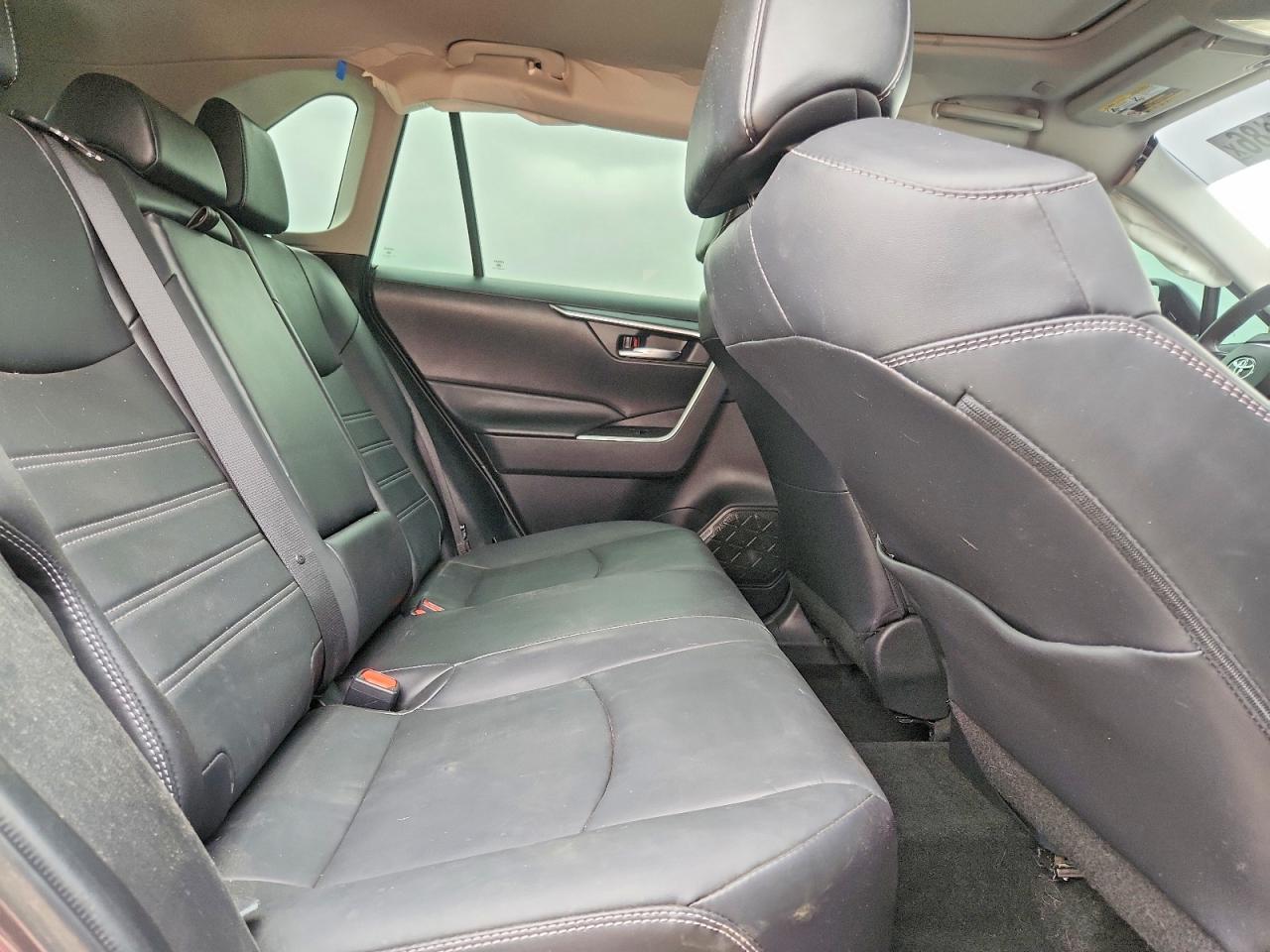 2024 TOYOTA RAV4 XLE PREMIUM photo 19