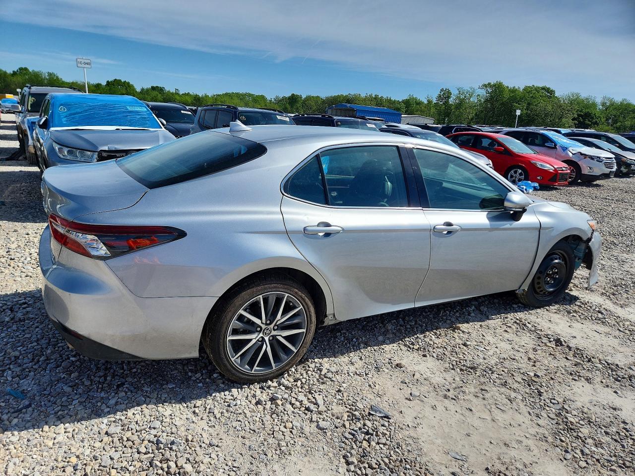 2023 TOYOTA CAMRY XLE photo 3